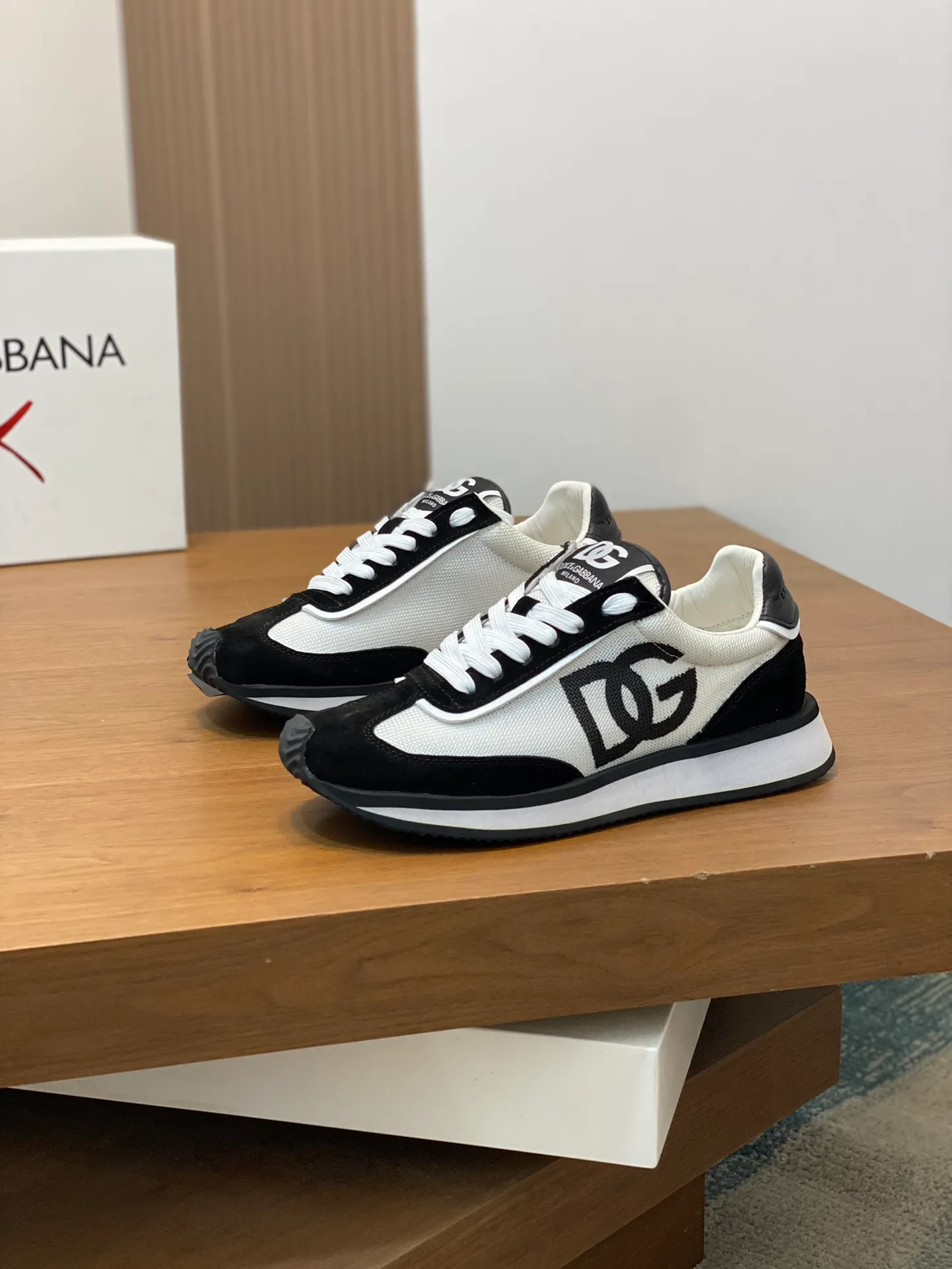 Men's Men's Shoes💰440【New Style】🐝🐝DG••New••Dolce&G*_dgDolce&G*_dgDolce & G*_dg 2024 Early Spring New Men's Lace-up Leather Casual Sports Shoes Made of imported suede cowhide spliced ​​with waterproof fabric, mixed and matched color design, a fashionable and energetic sports shoe that easily meets the needs of modern dressing and highlights the contemporary lifestyle style. The foot is fully lined with cowhide for greater comfort. The tongue and heel are decorated with logos. It is equipped with a rubber outsole. The heel and toe are wrapped to further protect our feet. It is a model worth buying! Size: 39-44 (customized at 38.45)